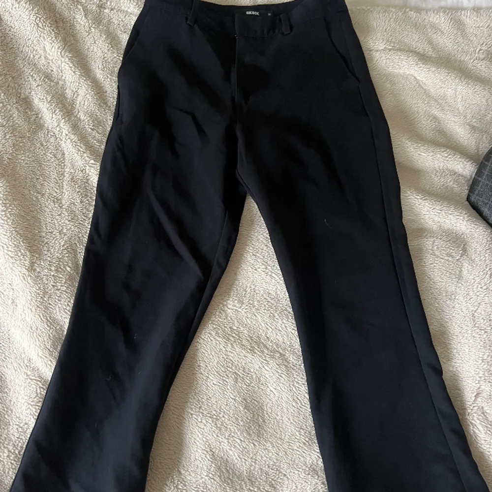 Kostymbyxor från bikbok i modellen ”Vilma cropped”. Säljer då de har blivit för korta för mig, och hade därför sagt att de passar ngn som är lite kortare 💕. Jeans & Byxor.