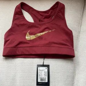 Oanvänt Nike sportlinne med prisetikett kvar. Nypris 299 kr