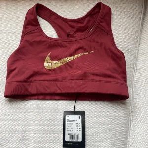 Oanvänt Nike sportlinne med prisetikett kvar - Oanvänt Nike sportlinne med prisetikett kvar. Nypris 299 kr