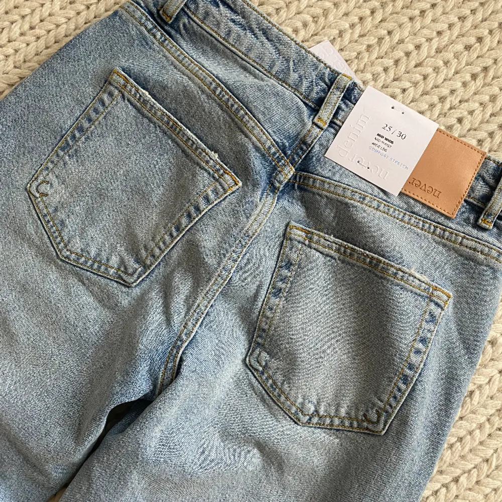 Snygga jeans från bikbok. Nypris 699kr säljes billigt då det är bättre de kommer till användning! Storlek W25 L30 🌷. Jeans & Byxor.