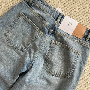 Nya jeans bikbok - Snygga jeans från bikbok. Nypris 699kr säljes billigt då det är bättre de kommer till användning! Storlek W25 L30 🌷