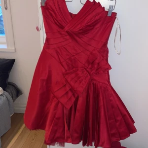 Karen millen klänning - Jätte söt karen millen klänning. Detaljerad med rosett. Lite trasig vid dragkedjan