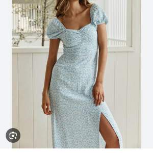 Superfin ljusblå klänning från cihquelle som inte kom till användning tyvärr. Köpt för ca 500kr, säljer för 200kr + frakt💕