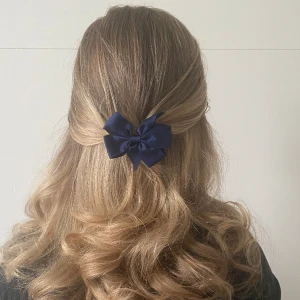 Rosett - (Obs denna är ett visningsexemplar, det som säljs är oanvänt) 70kr för två! (Går att blanda med de andra små rosetterna)