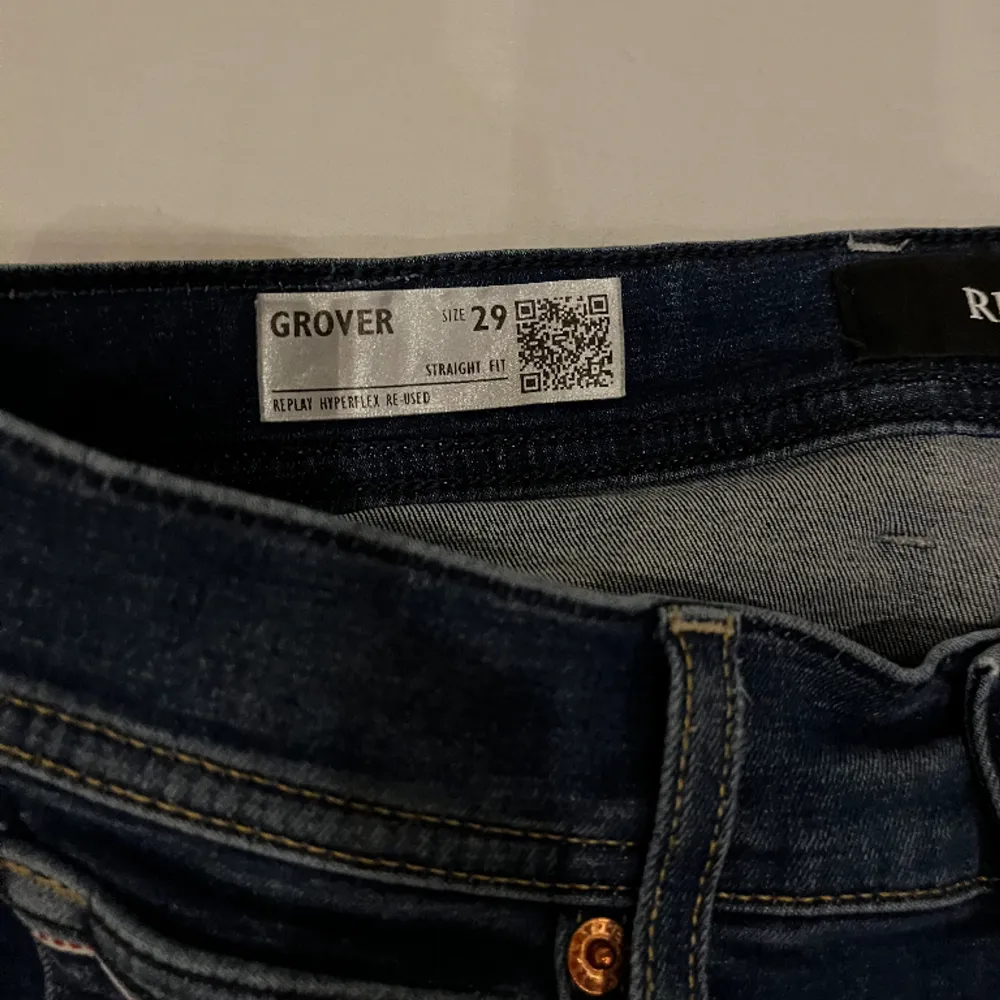 Använd i ny skick. Straight fit. Kostade 1 800 i butik.. Jeans & Byxor.