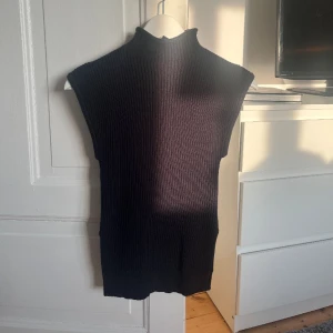 Zara tröja  - Super söt stickad topp med krage från zara! Säljer då den aldrig kommit till användning! 💗
