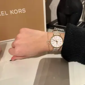 Säljer denna Michael kors klocka i kit med armband. Köpt för 2900kr. Går inte åt användning därav som ny utan några alls defekter. Pris går att diskutera 