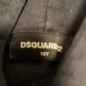 Gammal dsquared hoodie, passar dig dom är runt 165. Säljs ej längre och lite tvättblekt. Har inte hittat några defekter.