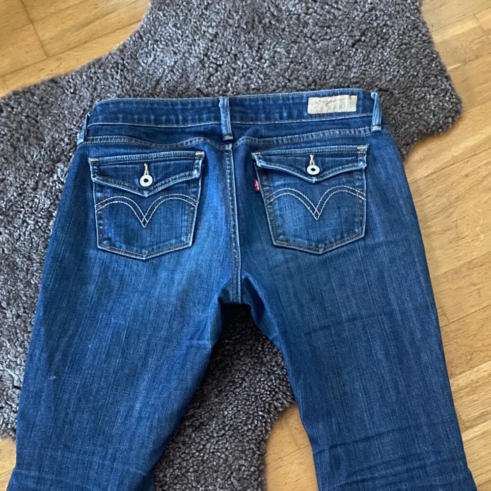 Jeans ifrån Levis, lågmidjade och super sköna 💕 kan skicka mått ifall det behövs! Står ingen storlek i de men skulle säga 36/38. Jeans & Byxor.