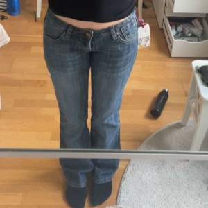 Lågmidjade jeans  - Så snygga och coola lågmidjade jeans. Bara att skriva vid frågor. Midjan: 36cm innebenslängden: 80cm