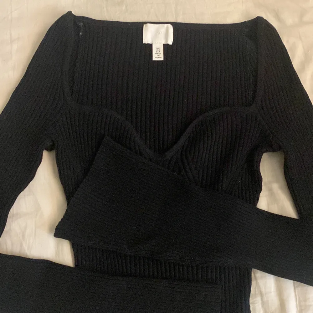Ribbad, svart topp/ tröja från H&M. Oanvänd då jag råkade beställa fel storlek 🤍💕 priset är förhandlingsbart . Toppar.