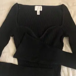 Ribbad, svart topp/ tröja från H&M. Oanvänd då jag råkade beställa fel storlek 🤍💕 priset är förhandlingsbart 