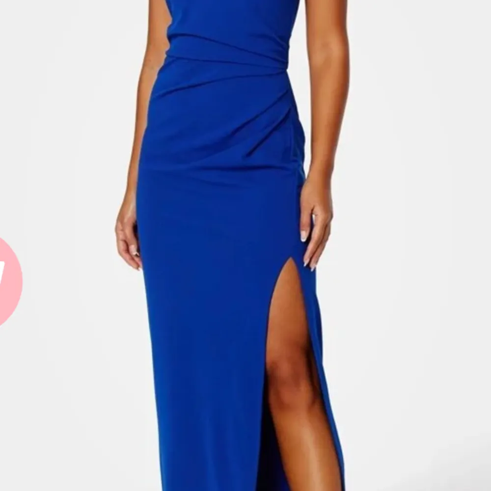 En superfin mörkblå klänning som passar perfekt till finare tillfällen. Den är endast använd en gång på en middag och är alltså i nyskick! Nypris 800kr, mitt pris 500kr💗. Klänningar.