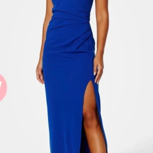 Blå långklänning  - En superfin mörkblå klänning som passar perfekt till finare tillfällen. Den är endast använd en gång på en middag och är alltså i nyskick! Nypris 800kr, mitt pris 500kr💗