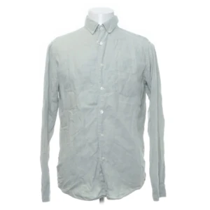 Ljusgrön Skjorta - Skjorta i storlek Medium från L’Homme Rouge. skicka dm om du har några frågor / vill ha bilder / mått✌🏼