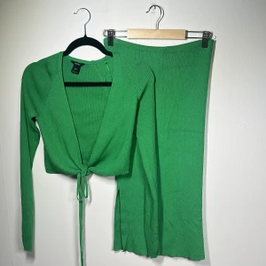 Kjol och topp set.  - Aldrig använda, dock ingen prislapp kvar.  Super bekväma och fint material.  Kjol & Topp 300 tillsammans.  