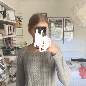 Grå stickad tröja - Jättefin grå stickad tröja. Vet int utgångspris. 