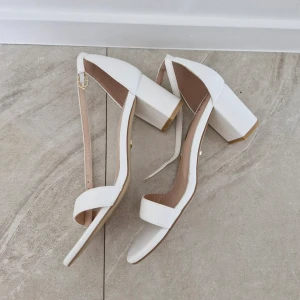 Sommarklackskor 38 - Sommar klackar använda 1 gång i storlek 38 i fint skick 