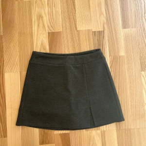 Kjol - Köpt för ett tag sen men aldrig använt den så säljer nu :) kan frakta samt mötas upp i Stockholm☺️