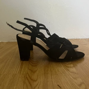 Klackskor - Hej! Säljer nu ett par svarta alley klackskor som är varsamt använda☺️ Skulle kanske passa perfekt till bal eller något liknande💕