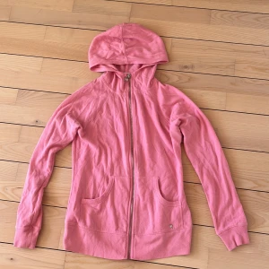 Victorias secret zip up  - Säljer denna jättefina vintage victorias secret zip up! Tröjan är i bra skick och den går inte att köpa längre 💓💓 skriv om ni har frågor och buda gärna!