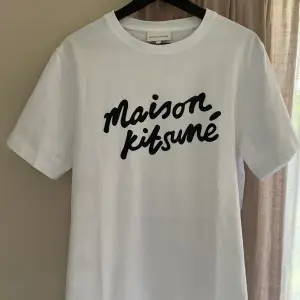 Säljer en helt ny Maison Kitsune t-Shirt.  Storlek S. Jag köpte den på Miinto, drog av lapparna för jag tänkte att jag skulle kunna använda den men kändes inte bekvämt för den va lite för stor . OBS! Att den är helt ny.  Nypris 1400kr Mitt pris 999kr
