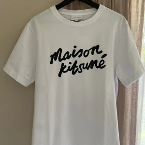 Maison kitsune T-shirt - Säljer en helt ny Maison Kitsune t-Shirt.  Storlek S. Jag köpte den på Miinto, drog av lapparna för jag tänkte att jag skulle kunna använda den men kändes inte bekvämt för den va för stor . OBS! Att den är helt ny.  Nypris 1400kr Mitt pris 999kr