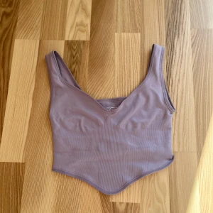 Topp - Använd fåtal gånger! Superfin topp från Urban Outfitters. Passar mig som brukar ha S 