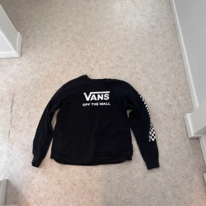 Vans  - Fin tröja, skavanker i tryck och ett litet hål. 
