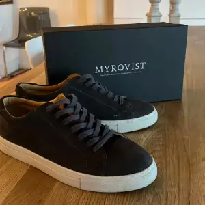 Säljer nu mina Myrqvist skor som knappt har används. Passar till allt och är riktigt fräscha nu till sommaren. Nypris 1999kr