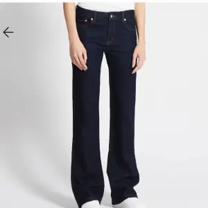säljer dessa jeans då de är lite små! väldigt lite använda så det är super skick😍 storlek s full length
