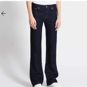 lågmidjade jeans - säljer dessa jeans då de är lite små! väldigt lite använda så det är super skick😍 storlek s full length