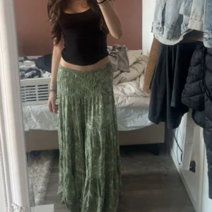 Långkjol  - Säljer denna super söta kjol då den inte kommer till användning. Perfekt nu inför sommaren! Passar mig som brukar ha xs/s💓 TRYCK INTE PÅ KÖP NU UTAN ATT  PRATA MED MIG FÖRST‼️(den säljs nu billigare på min Vinted J3rte)