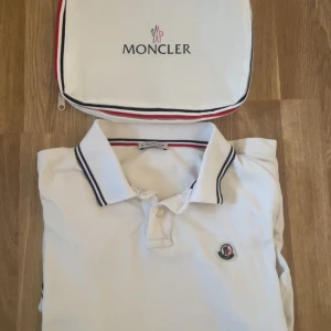 Moncler piké  - Moncler piké i hyfsat skick. Storlek M passar även mindre. Lite fläckar i armhålorna. Hör av dig vid frågor 