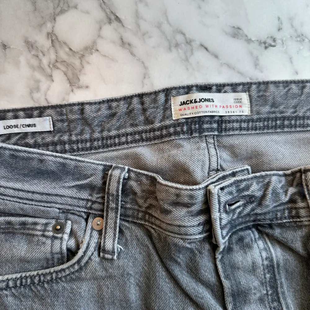 Ett par gråa Jack & Jones jeans i storleken 32/30. Jeansen har använts ett par gånger och är fortfarande i gott skick. Jeansen är av mjukt material, lätt att röra sig med och passar bra med alla olika kläder. Jeansen har nu blivit för små på mig. . Jeans & Byxor.