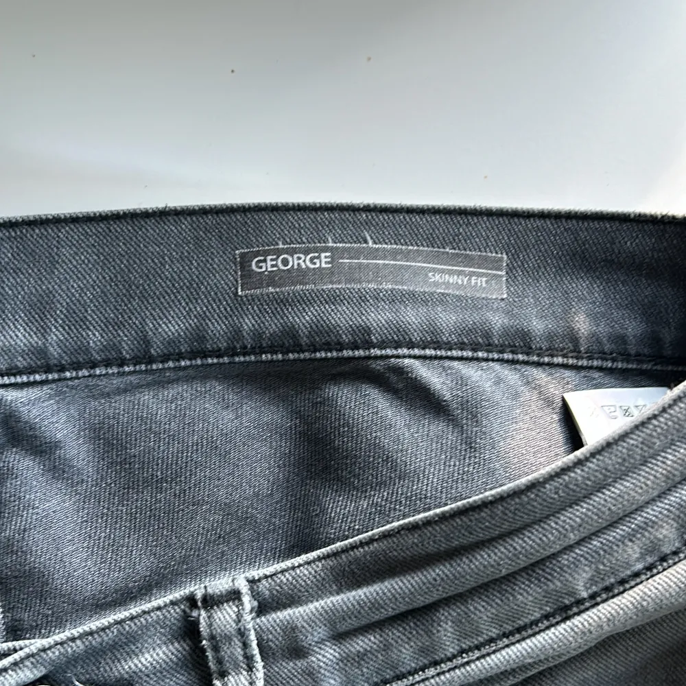 Tja säljer dessa feta Dondup jeansen i bra skick slit design, nypris 2800kr mitt pris 899kr storlek 34 sitter mindre, hör av vid funderingar. Jeans & Byxor.