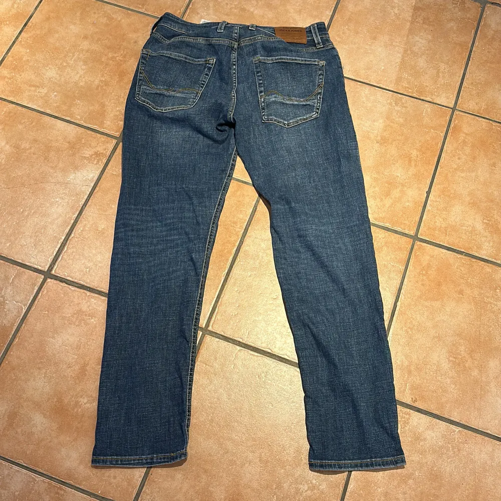 Laidback jeans med feta slitningar😍 Vid frågor är de bara att skriva🤝. Jeans & Byxor.