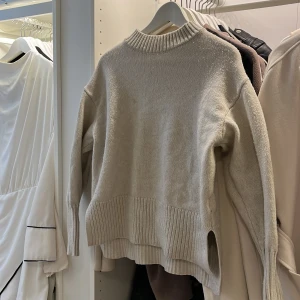 Vit stickad tröja - Beige/vit stickad