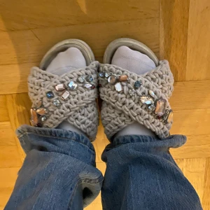 Inukii tofflor  - Säljer mina finaste inukii tofflor. Slitna därav priset. Storlek 38 men passar mig bra som har 37. Denna färg är slutsåld. Många intresserade så köp direkt för 1000kr💕💕