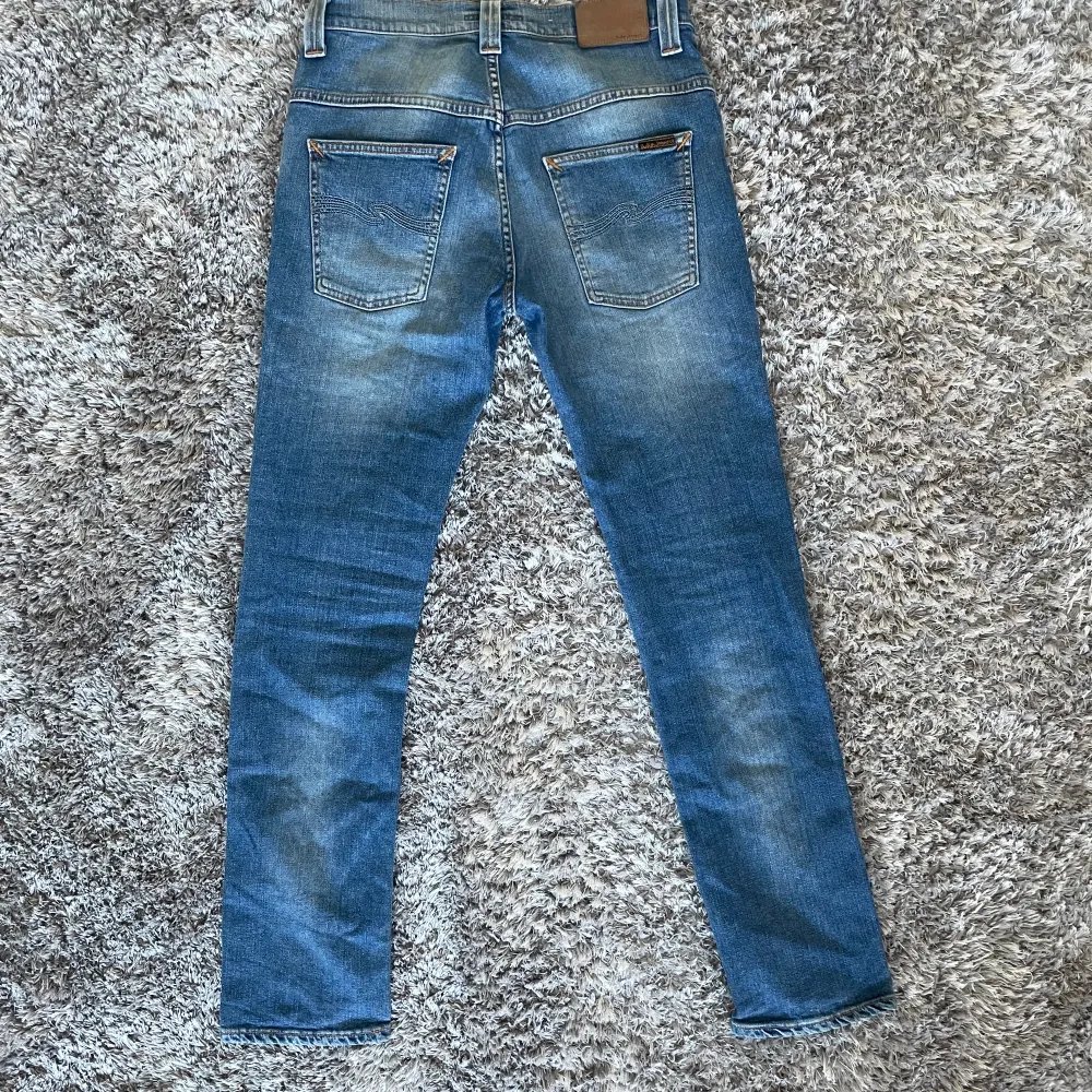 Galet fräscha Nudie jeans! |  ☀️ Passar perfekt till sommaren ☀️| Skick: 9/10 | ⚜️Nypris ~1800kr ⚜️| Hör av dig vid några frågor :). Jeans & Byxor.