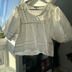 Vit blus  - Supersöt vit blus som är använd fåtal gånger. Säljs pga lite för liten samt att den inte kommer till användning:) köpare står för frakt!