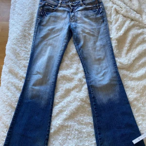 Coola jeans - Coola bootcut jeans. Lite upptrampade där bak.