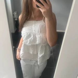 Vit topp - Somrig vit topp med volanger, första bilden är lånad av tjejen jag köpte av emelieejohansson, I toppskick❤️