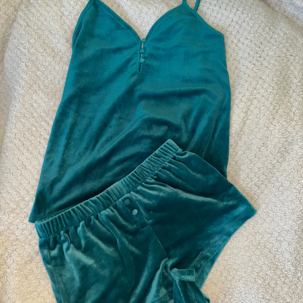 En pyjamas med två delar, ett linne och ett par shorts, i kulören mörkgrön. Materialet är sammets liknande och väldigt mjukt. Säljer den då det inte passar längre😊 storlek xs!. Övrigt.