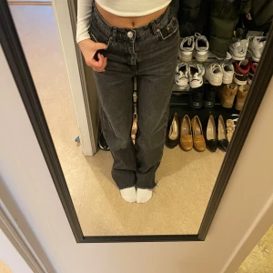 Baggy jeans - Svarta baggy med hög midja. Väldigt långa och lite tighta. De är inte stretchiga.