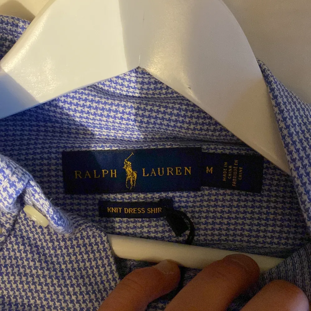 säljer en väldigt snygg polo ralph lauren hoodie, storleken är M och skicket på skjortan är 8/10. Skjortor.