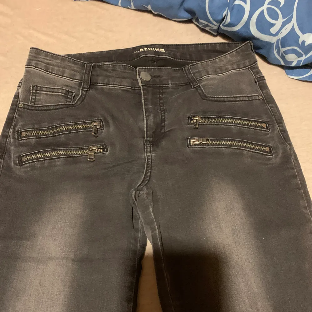 Mörk gråa jeans . Jeans & Byxor.