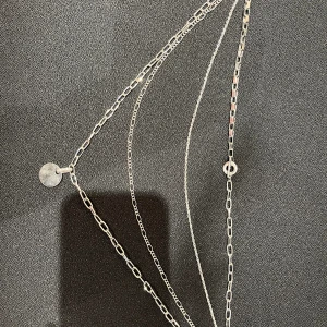 Halsband med lager - Ett silvrigt halsband som sitter ihop med 3 andra