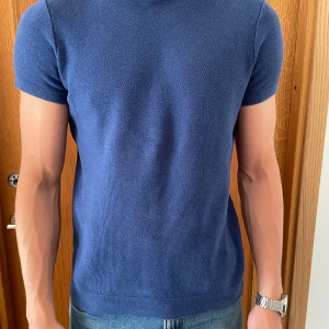 Blå t shirt  - Säljer denna feta men lite slitna tröja för 119kr. Skick 5/10 pga kragen (se sista bild). Blivit för tight för mig (185kg & 80kg), storlek M/S. Köpt på Zara, har du frågor är de bara att skriva!🤙