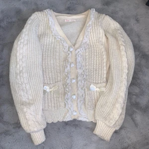 Kawaii cardigan - Säljer pg av kommer aldrig till användning. Använd ungefär 1-2 gånger. Nypris: 250 Vill bli av med snabbt. Är i storlek M men funkar som S med